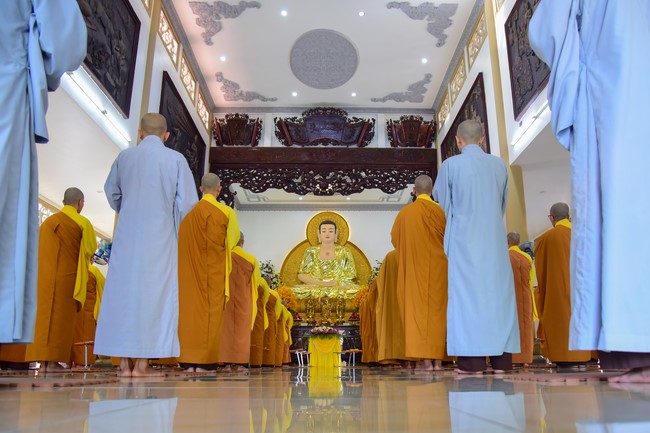 Pratimoksa commandment rite and precept listen at Hoang Phap pagoda